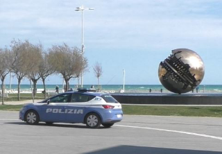 Pesaro - Violazioni del Dacur e possesso di un coltello, quattro denunce della Volante